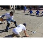 Una pelota «sonora» servía ayer para jugar uno de los partidos de la integración con ciegos en la plaza del Ayuntamiento.