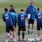 Julen Lopetegui, junto a sus jugadores en un entrenamiento de la selección española.