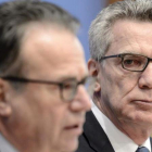 De Maiziere (derecha) junto al jefe de la Oficina Federal de Migración y Refugiados, Frank-Juergen Weise, durante el balance del Gobierno alemán sobre la llegada de solicitantes de asilo, en Berlín, este miércoles.