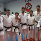 Los judocas leoneses posan con su nuevo grado. DL