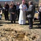 El obispo bendijo el pequeño cofre que hizo las veces de primera piedra antes de su colocación
