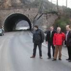 Los alcaldes de la zona afectada, junto al túnel de los accidentes