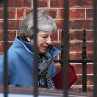 May abandona su residencia de Downing Street tras reunirse con su gabinete de ministros. ANDY RAIN