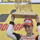Dani Pedrosa celebra en el podio su victoria en el Gran Premio de Alemania, disputado en el circuito