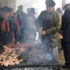 Los socios de Las Rapinas preparan la parrillada de 100 kilos de carne