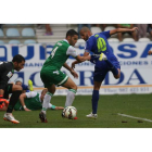 Yuri remata de espuela en el partido de la primera vuelta ante el Real Betis en El Toralín.