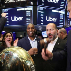 El cofundador de Uber Ryan Graves (derecha), junto al consejero delegado, Kara Khosrowshahi, ante la campana de la Bolsa de Nueva York, en el inicio de la cotización.