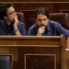 Íñigo Errejón y Pablo Iglesias, durante un pleno del Congreso de los Diputados.