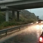 La carretera N-121 ha tenido que ser cortada al tráfico a la altura de Pueyo como consecuencia de las intensas tormentas que se están registrando en la zona.