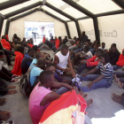 Una embarcación de salvamento llega al puerto de Tarifa repleto de inmigrantes a bordo.