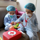 Foto de archivo de dos menores en el Hospital de Valencia. EFE
