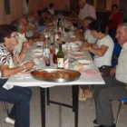 A la comida asistieron más de sesenta personas.
