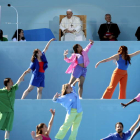 El Papa observa la coreografía de bienvenida en el parque Eduardo VII. ANDRE KOSTERS / POOL