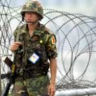 Un soldado surcoreano vigila con su fusil una zona fronteriza tras el incidente