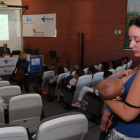 Una madre amamanta a su bebé, ayer en las jornadas sobre lactancia en el Hospital del Bierzo, con Visedo y Martínez al fondo. L. DE LA MATA