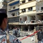 La explosión destrozó la fachada de un edificio en los suburbios al norte de la capital libanesa
