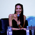 La actriz Angelina Jolie durante un coloquio para jóvenes cineastas en Camboya