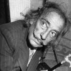 Salvador Dalí, durante una sesión fotográfica en 1974, que forma parte de la exposición 'Dalí, breaking news'.
