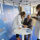Un anciano se realiza la prueba, ayer en la capital.