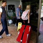 Turistas ingleses entran en un hotel de Calvià.