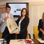 Juan Martínez Majo, Silvia Clemente e Isabel Carrasco, durante la entrega de la distinción de hija adoptiva a la consejera.