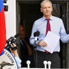 Julian Assange en la embajada de Ecuador en Londres en una imagen de archivo.