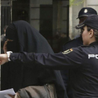 Entrada en la Audiencia Nacional de una mujer detenida por supuestos vínculos con el terrorismo yihadista.