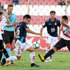 Iza, con el dieciséis a la espalda, se perderá el encuentro de esta tarde por acumulación de amonestaciones tras ver la quinta tarjeta amarilla ante el Barça B. DAVID DE LA ROSA