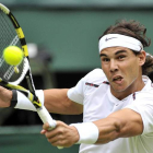 El tenista español, Rafael Nadal, devuelve una bola en su partido ante el brasileño Bellucci.