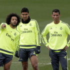 Casemiro, en el centro, junto a Marcelo y Cristiano, durante un entrenamiento del Madrid. JAVIER LIZÓN