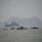La guardia costera, en búsqueda de desaparecidos en los alrededores del lugar donde naufragó el buque surcoreano 'Sewol'