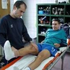 Fisioterapeuta y jugador, ayer en los vestuarios de Compostilla
