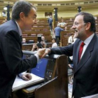 Zapatero saluda al líder del PP, Mariano Rajoy.