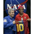 Ronaldinho entregó una camiseta a Pontes, el primer astronauta brasileño