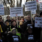 Víctimas de la talidomida reclaman una indemnización en las inmediaciones del palacio de la Moncloa, en Madrid.