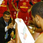 De Grado da instrucciones a sus jugadores durante el partido contra el Valladolid
