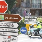 Un stop en el cruce del acceso desde la A-6 a la N-VI en La Portela crea un embudo a los conductores