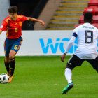 El leonés Iván Morante controla el balón ante el capitán de Alemania, Papela. ANA BELÉN RUIZ JEREZ