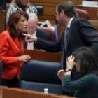 Victorina Alonso conversa con Antonio Silván durante el pleno