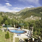 La piscina desde la que se aprecian impresionantes vistas, exterior e instalaciones de La Majada
