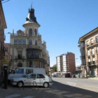 A la izquierda, espacio que el Ayuntamiento planea convertir en plaza sin aparcamientos.