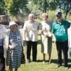 Voluntarios y personas mayores en el encuentro celebrado en La Candamia