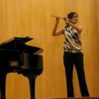 Imagen de la joven concertista Gemma Corrales durante una actuación