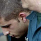 Una pareja de la Guardia Civil lleva a Miguel C.D, asesino confeso de Marta.