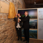El embajador de Noruega, Helge Skaara, descubrió la placa que da el nombre de su país a una sala del Castillo. L. DE LA MATA