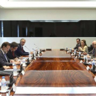 Rajoy (tercero por la izquierda) con el resto de miembros de la Comisión de Asuntos Económicos, este lunes en la Moncloa.