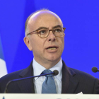 El ministro francés del Interior rindió homenaje a los gendarmes que intervinieron.