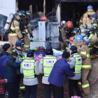 Los bomberos atienden a víctimas del incendio en el hospital de Miryang.
