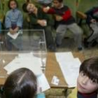 Los niños de segundo de primaria proceden a contar los votos una vez finalizado el referéndum