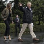 Melania Trump camina por los jardines de la Casa Blanca con dirección al avión. FIRMA MICHAEL REYNOLDS